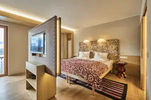 Suite Ein Zimmer mit einem Bett und einem Fernseher.