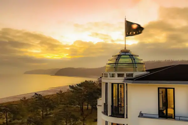 Ceres am Meer Eine Flagge auf einem Gebäude.