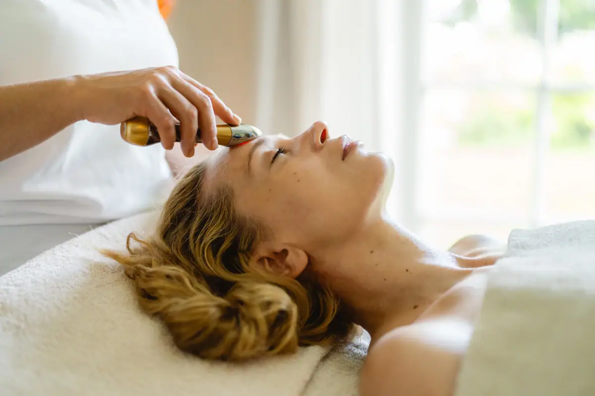 aja SPA Anwendungen Eine Frau erhält eine Gesichtsmassage.