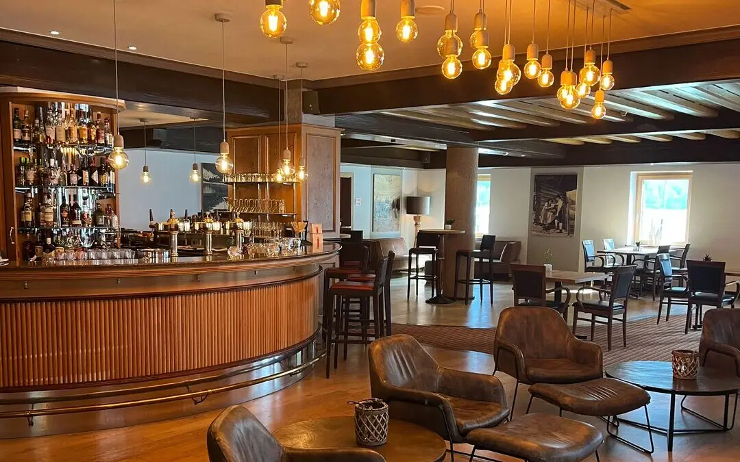 Lounge und Bar Furisto Innenraum eines Raumes mit einer Bar und Stühlen.