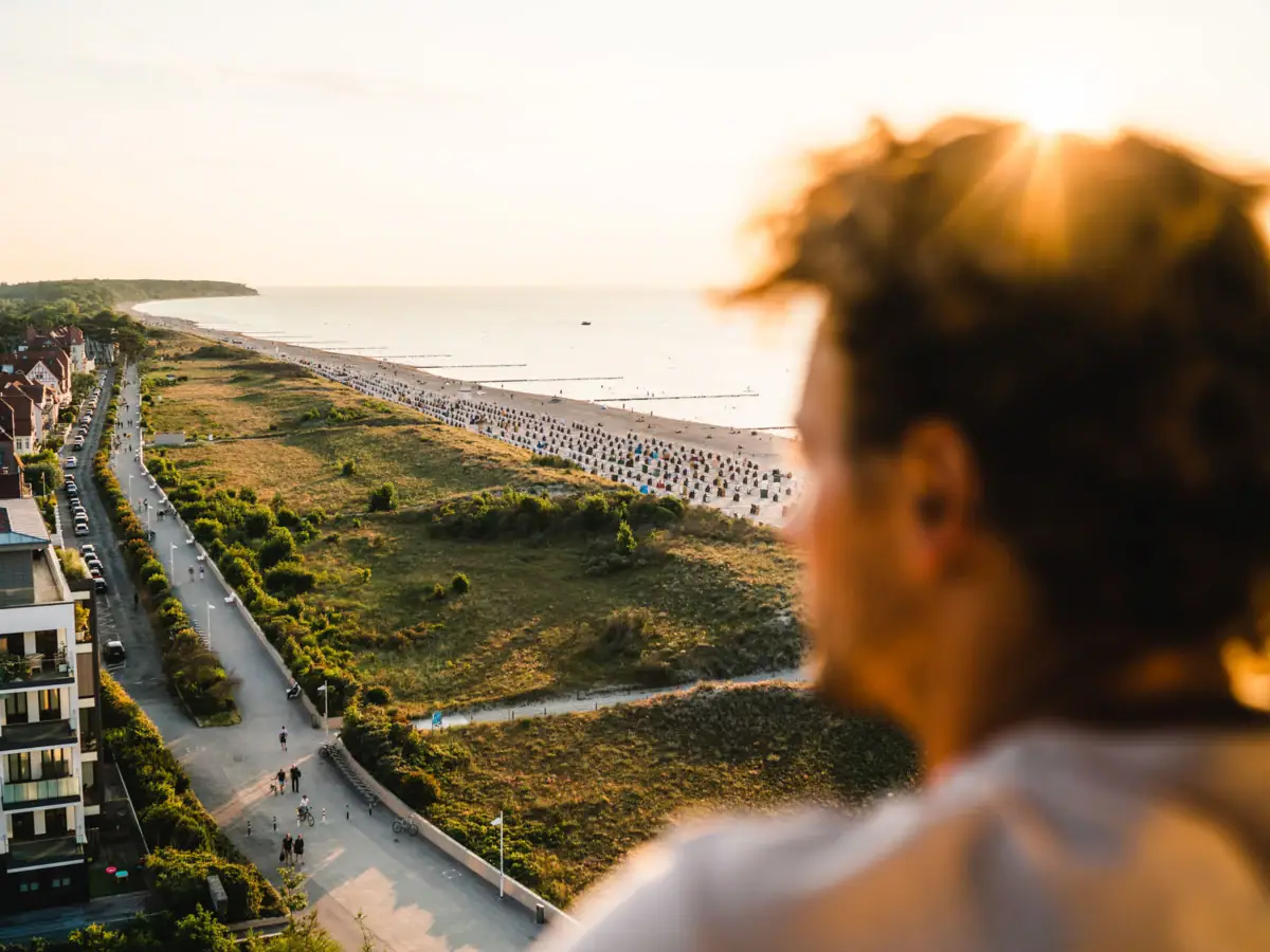 Ausblick im aja Warnemünde Ein Mann blickt auf den Strand von Warnemünde.