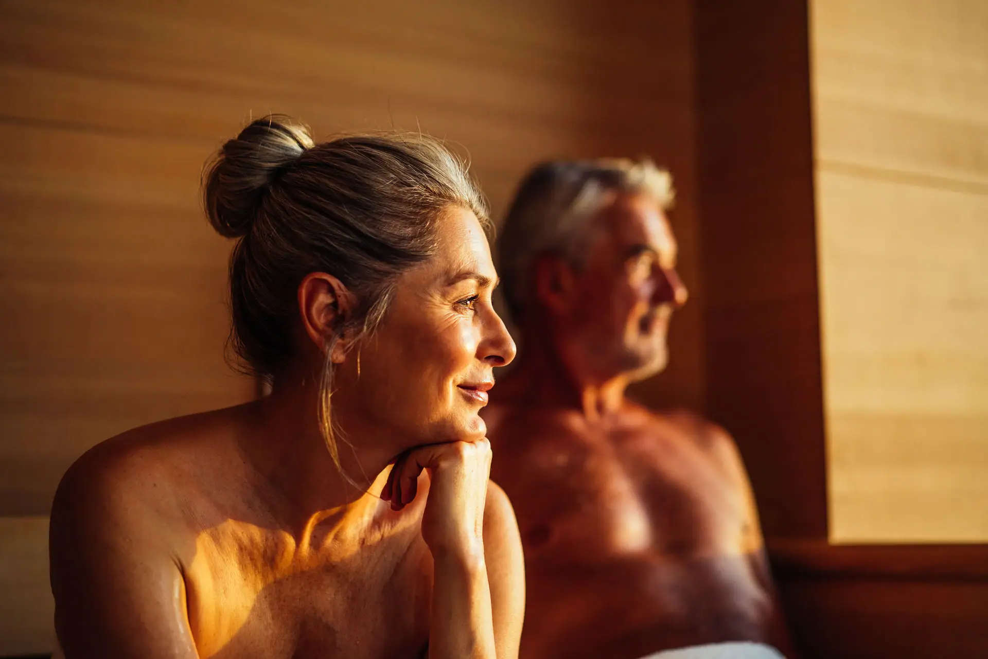 Senioren in Sauna Ein Mann und eine Frau in einer Sauna.