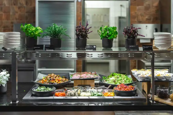 Vorspeisen Lebensmittel auf einem Regal im Innenbereich.