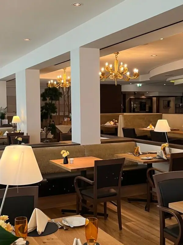 Restaurant Ein Restaurant mit Tischen und Stühlen im Innenbereich.