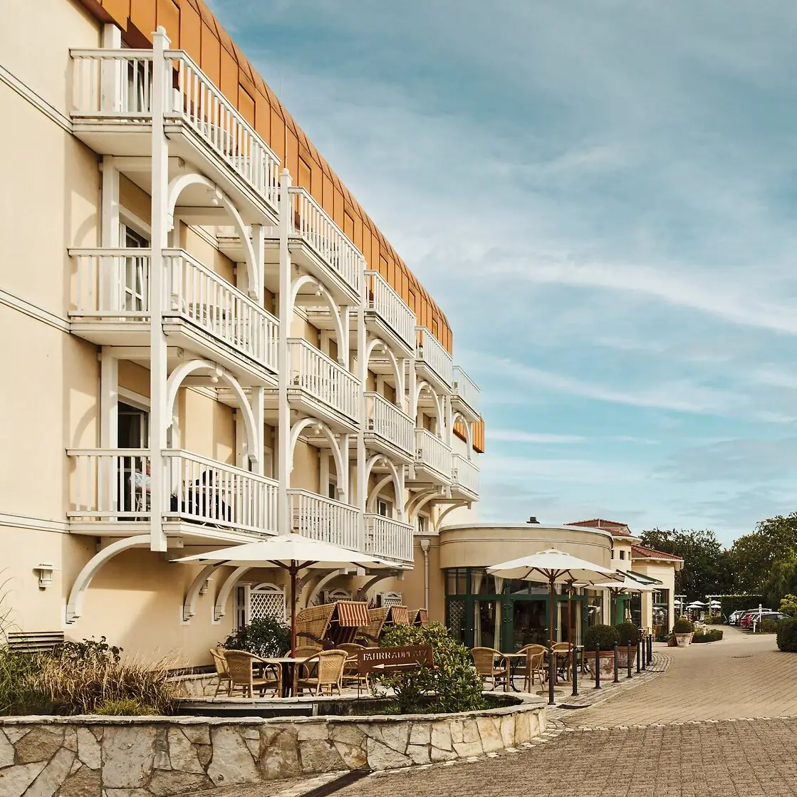 aja Nordperd & Villen Göhren Außenansicht eines Hotels mit Balkonen im Stil der Rügener Bäderarchitektur.