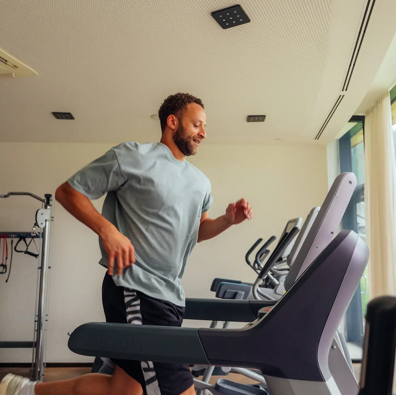 Fitness Ein Mann läuft auf einem Laufband.