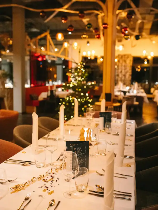 Silvester in Ruhpolding Ein Tisch mit einem Set aus Gläsern und Kerzen festlich gedeckt.