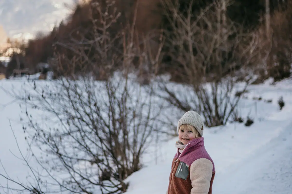 Kind im Schnee Ein Kind steht im Schnee.