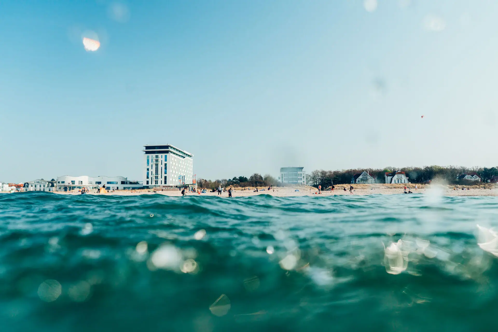 aja Warnemünde Wasser mit dem aja Warnemünde im Hintergrund.