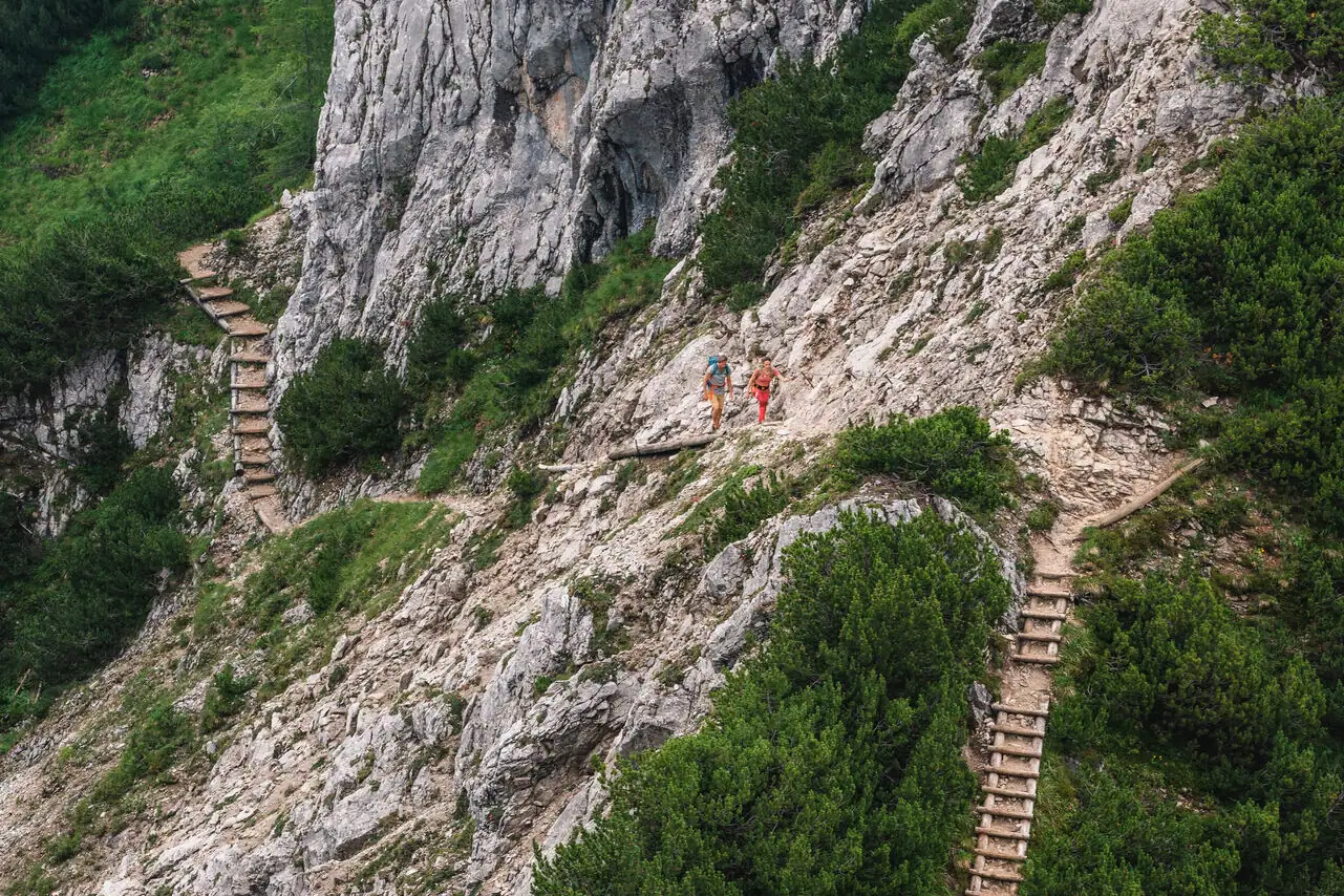 Bergsteigen Eine Gruppe von Menschen, die auf einem felsigen Berg wandert.