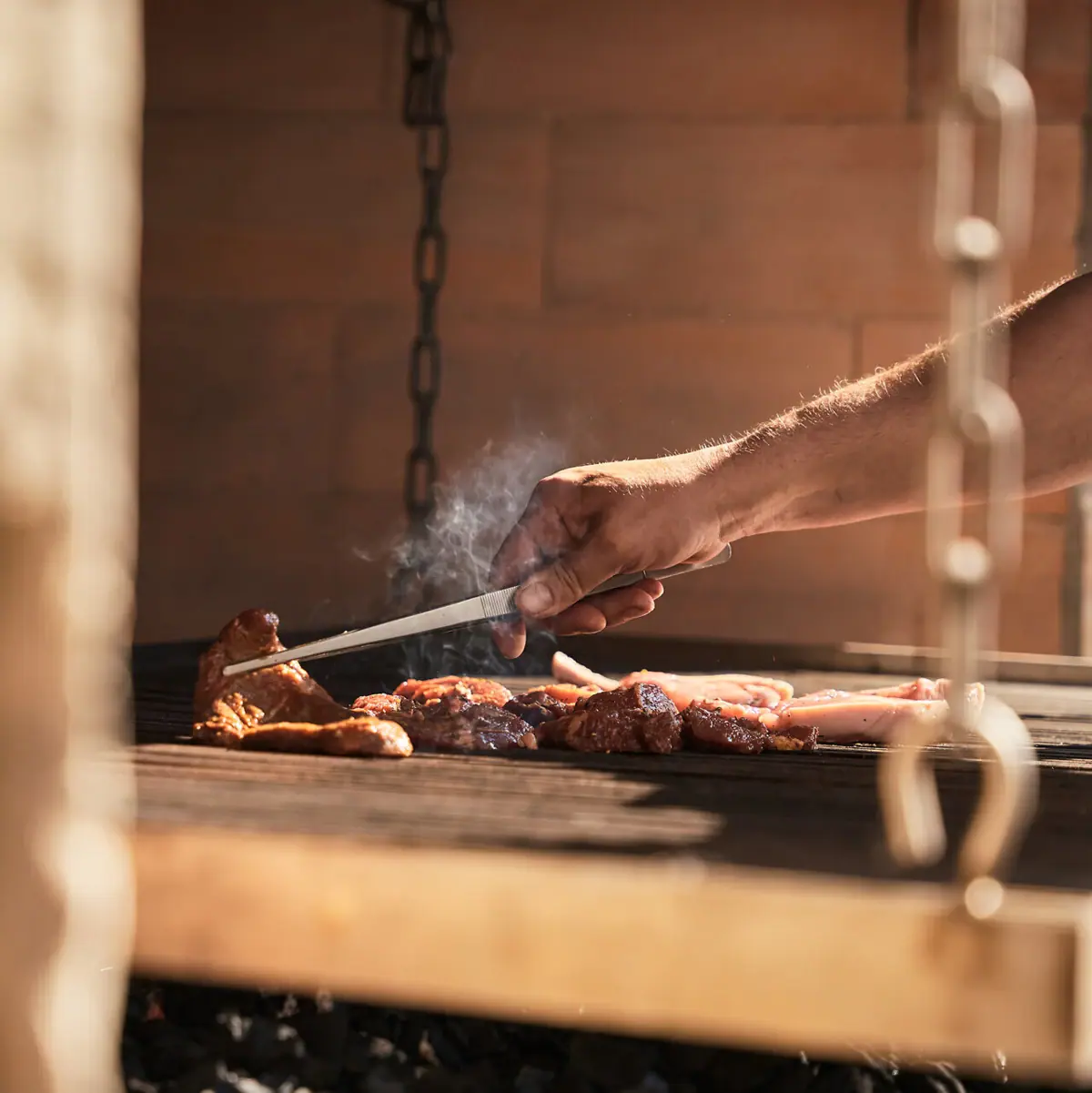 BBQ Eine Person grillt Fleisch.