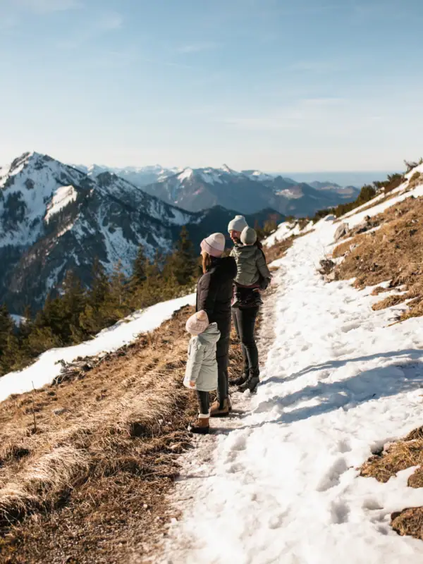 Familie in den Bergen Eine Gruppe von Menschen auf einem verschneiten Berg.