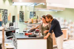 Buffett Ein Mann und eine Frau stehen neben einem Buffett.