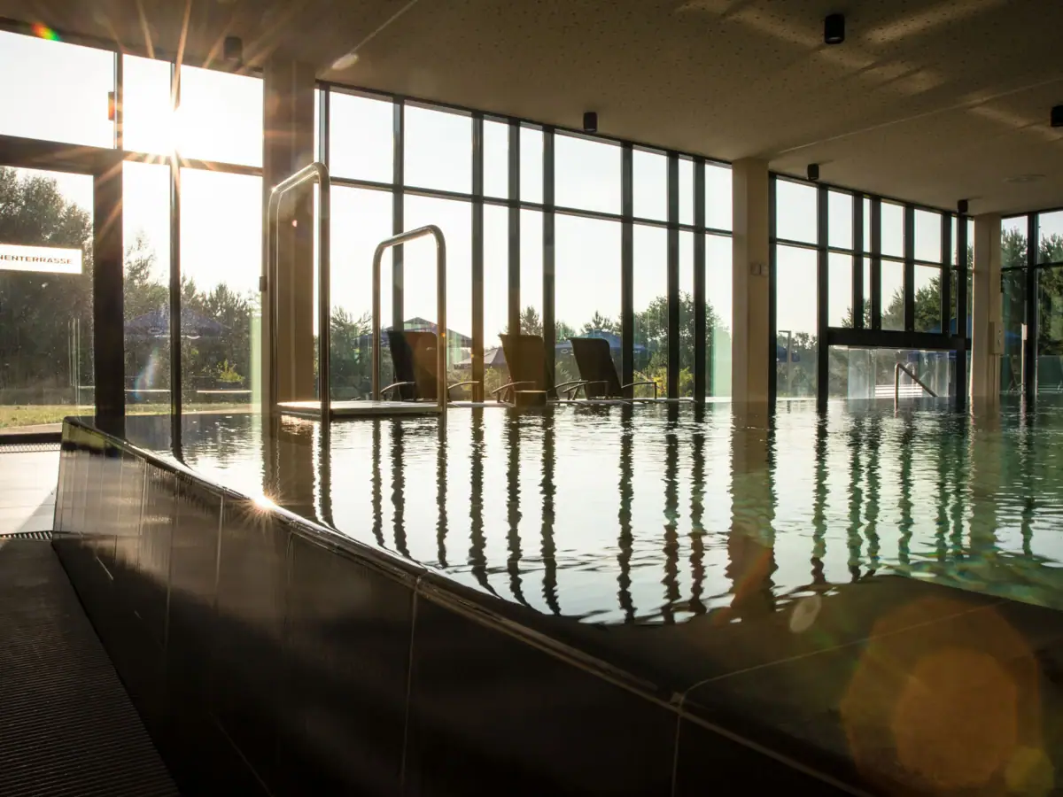 Innenpool Ein Innenpool mit einem großen Fenster.