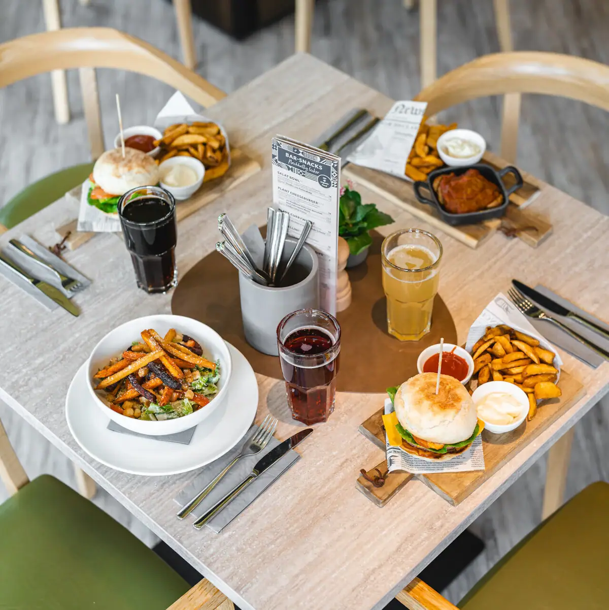 Lunch Ein Tisch mit verschiedenen Speisen darauf.