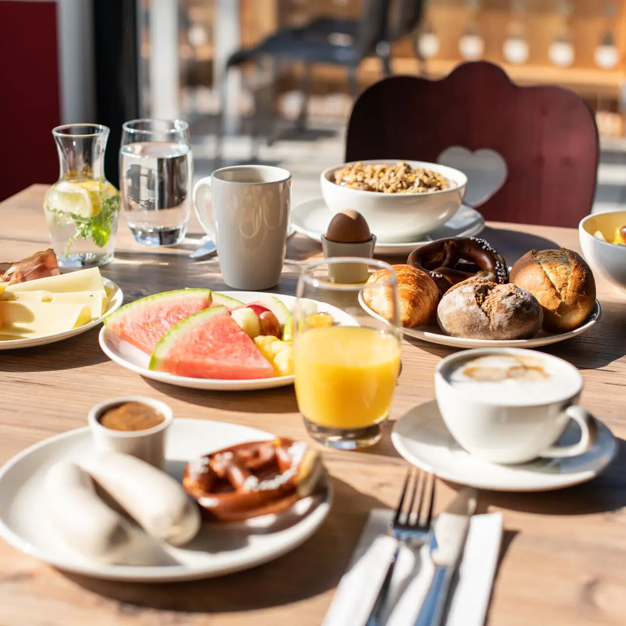 Frühstück Ein Tisch mit verschiedenen Speisen und Geschirr.