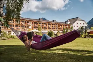 Hängematte Eine Frau liegt in einer Hängematte.