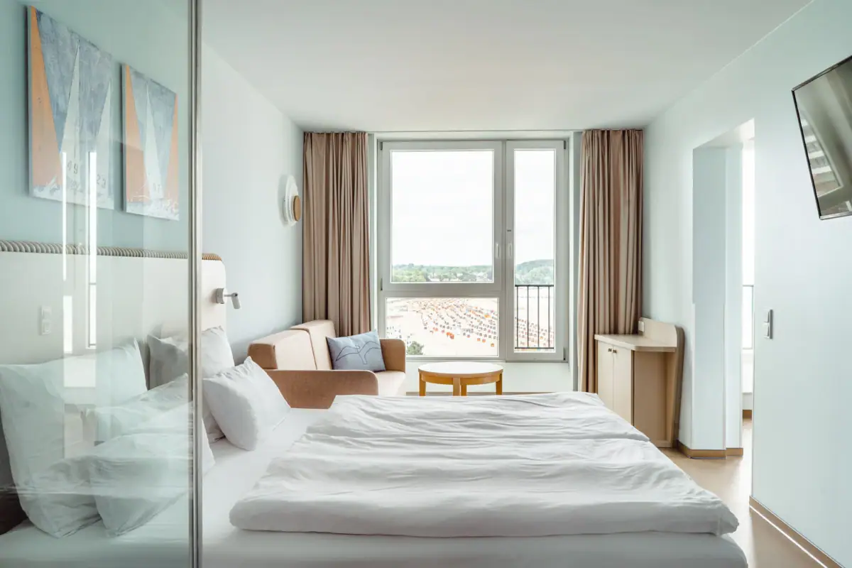 Schlafzimmer Suite Ein Zimmer mit einem Bett, einem Stuhl und einem Tisch.