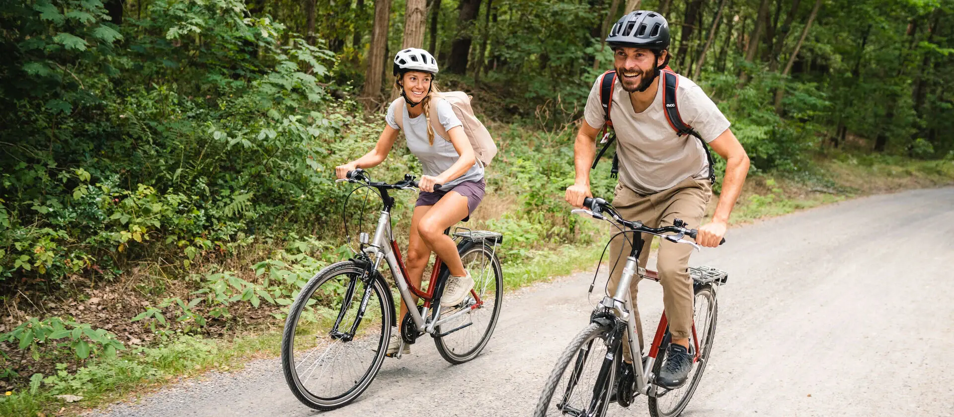 Radfahren Bad Saarow Zwei Personen fahren, in der Natur Bad Saarows, Fahrrad