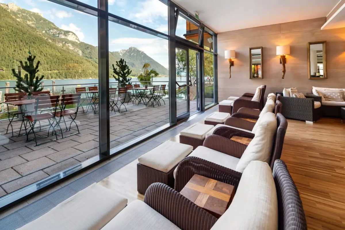 Aussicht aus dem SPA Ein Zimmer mit Tischen und Stühlen, das einen Blick auf die Berge bietet.