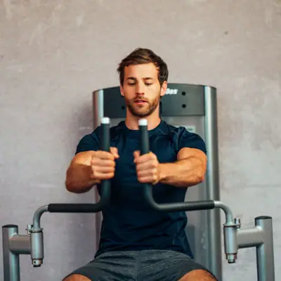 Fitness Ein Mann trainiert an einem Fitnessgerät.