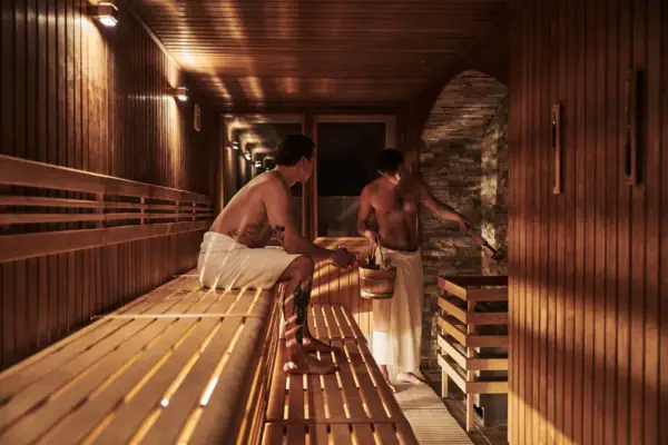 Finnische Sauna Zwei Männer in einer Sauna.