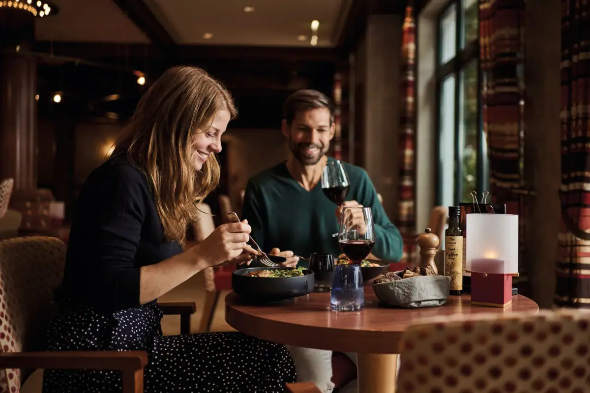 Ein Mann und eine Frau essen an einem Tisch.