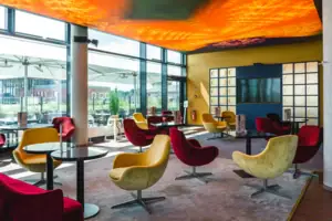 aja Bar Ein Raum mit Stühlen und Tischen.