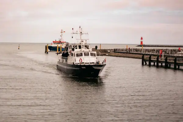 Hafenrundfahrt Ein Boot auf dem Wasser.