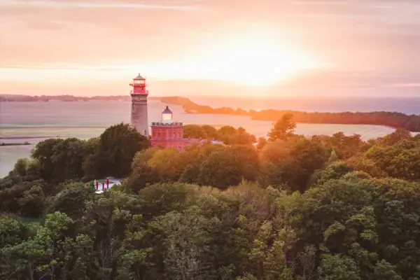 Kap Arkona Ein Leuchtturm inmitten eines Waldes.