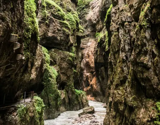 Partnachklamm Fluss zwischen Felsen in einer natürlichen Umgebung