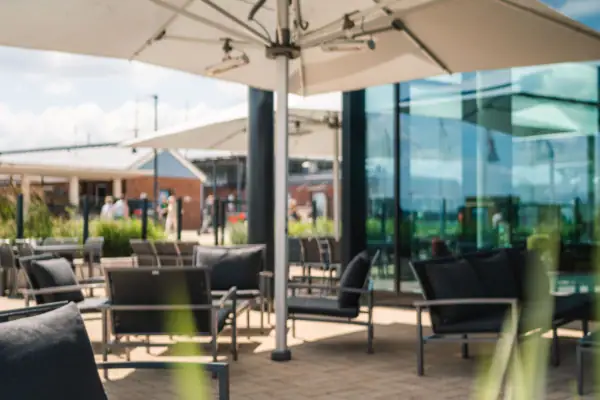 Terrasse Ein Tisch mit Getränken vor einem Gebäude im Freien.