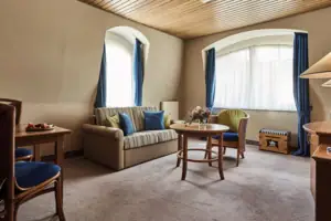Junior Suite Wohnzimmer mit Couch und Tisch.