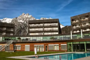 aja Bergresort Werfenweng Eine Person steht vor einem Schwimmbecken im Freien.