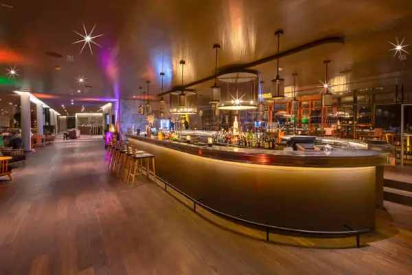 Bar Werfenweng Eine Bar mit Tresen und Hockern.