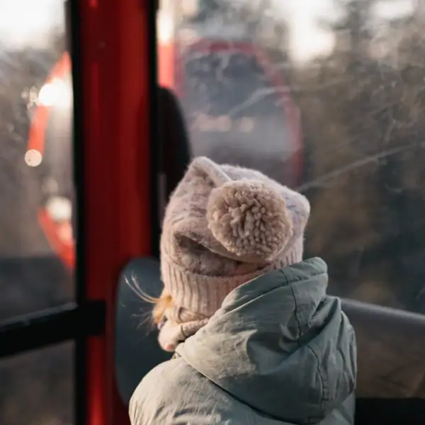 Gondelfahrt Ein Kind schaut aus einem Fenster.