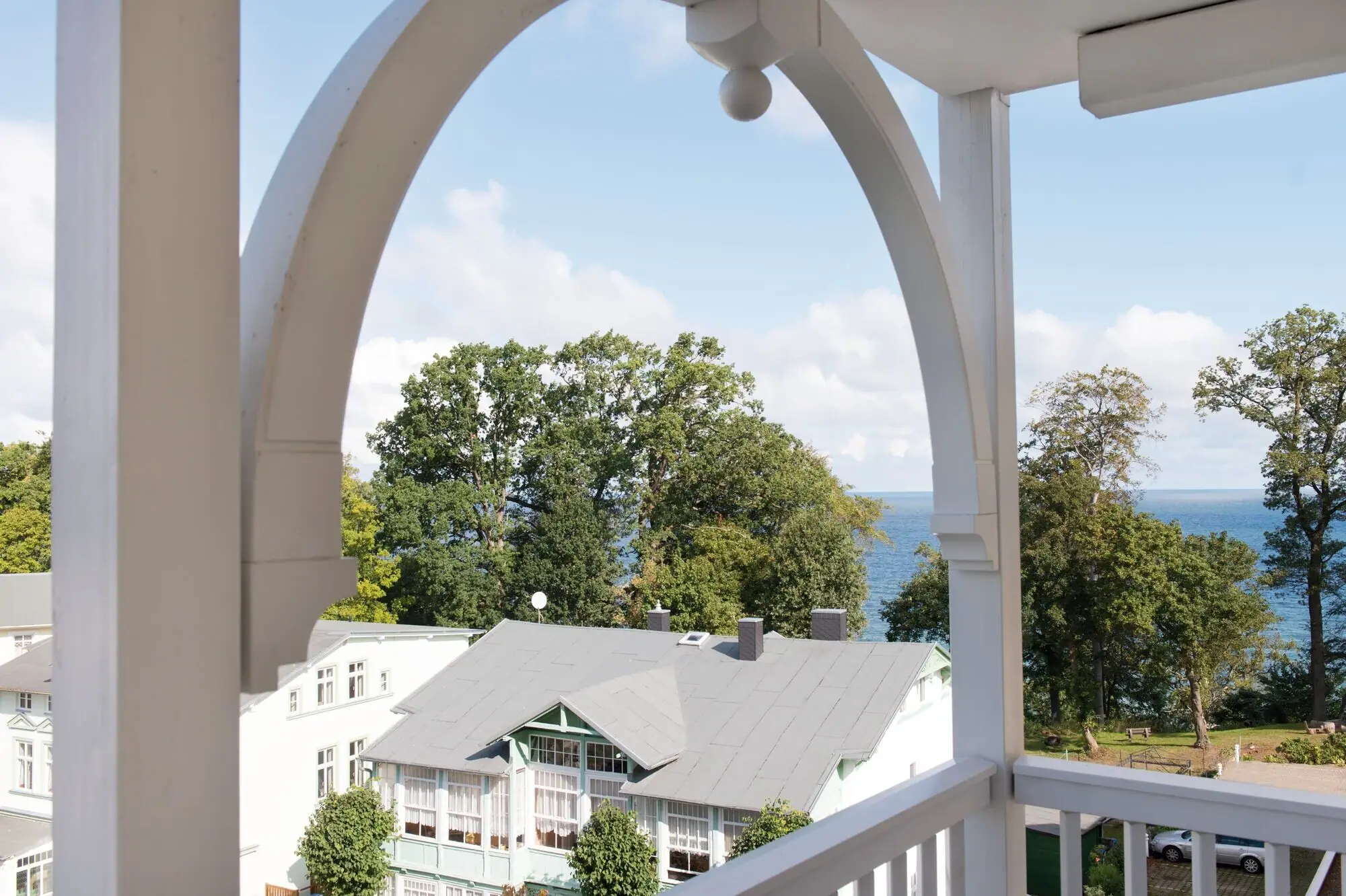 Ausblick Suite Blick von einem Balkon auf ein Haus im Freien.