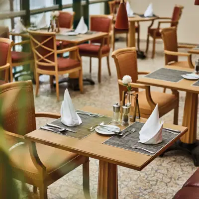 Gastronomie Nordperd & Villen Ein für eine Mahlzeit gedeckter Tisch.