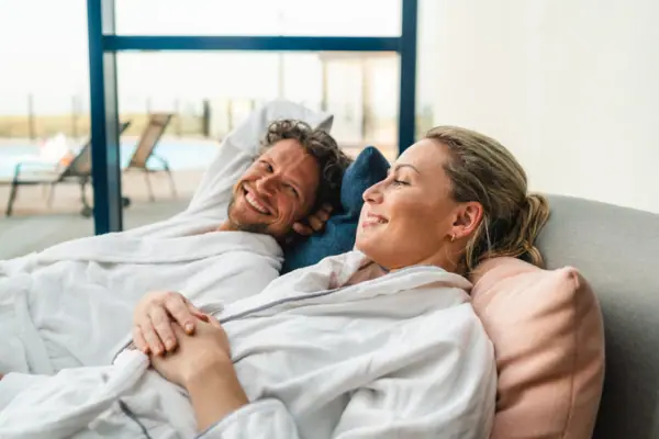 Warnemünde SPA Ein Mann und eine Frau liegen im Bademantel im SPA.