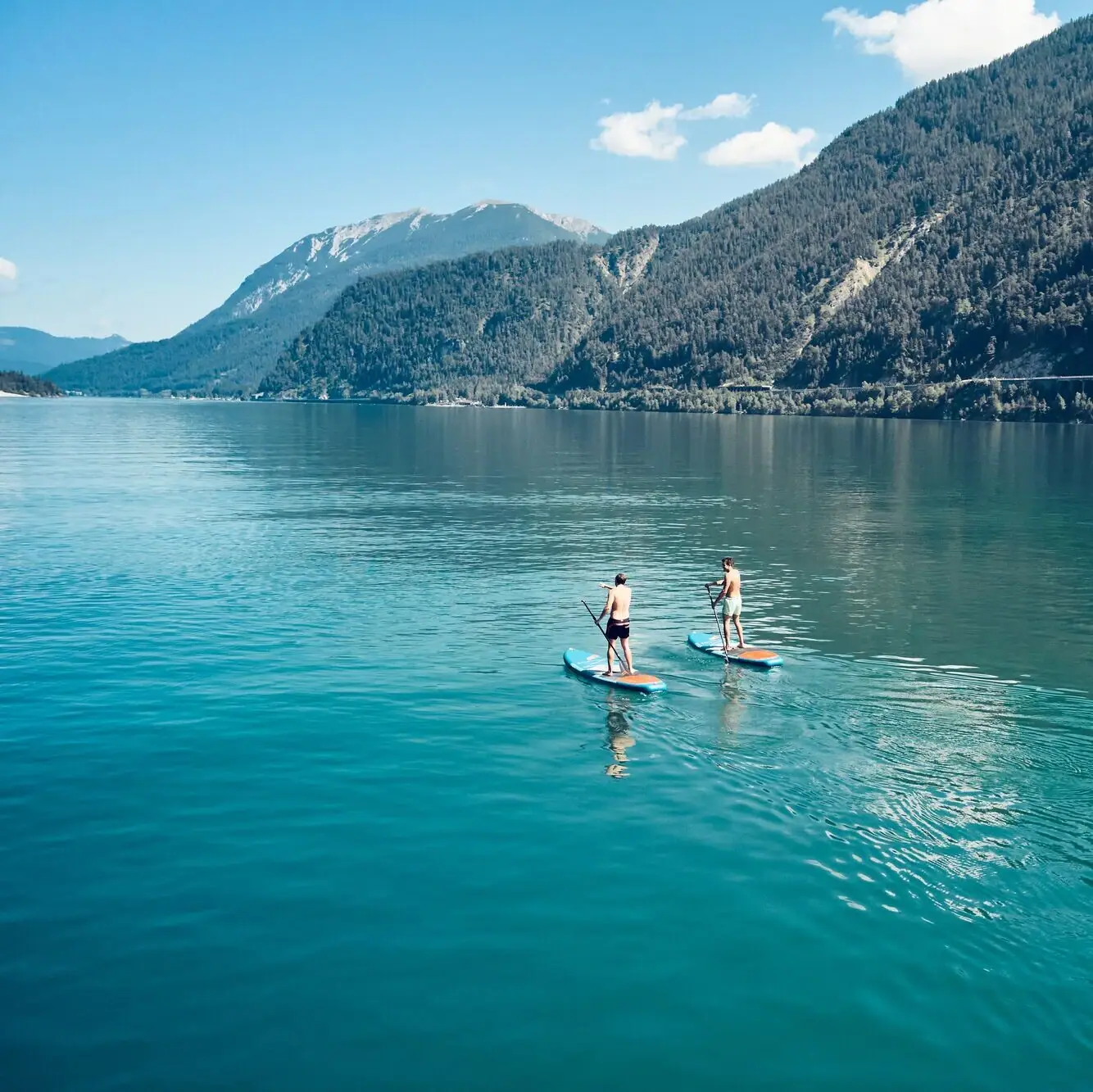 Stand-up-Paddling Zwei Personen auf Paddleboards auf einem See