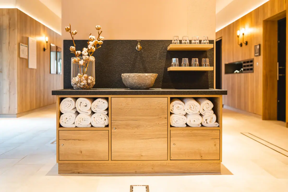 Vorraum Sauna Ein Badezimmer mit Handtüchern und Waschbecken.