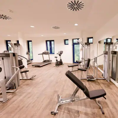Gym im aja Warnemünde Ein Raum mit Fitnessgeräten.