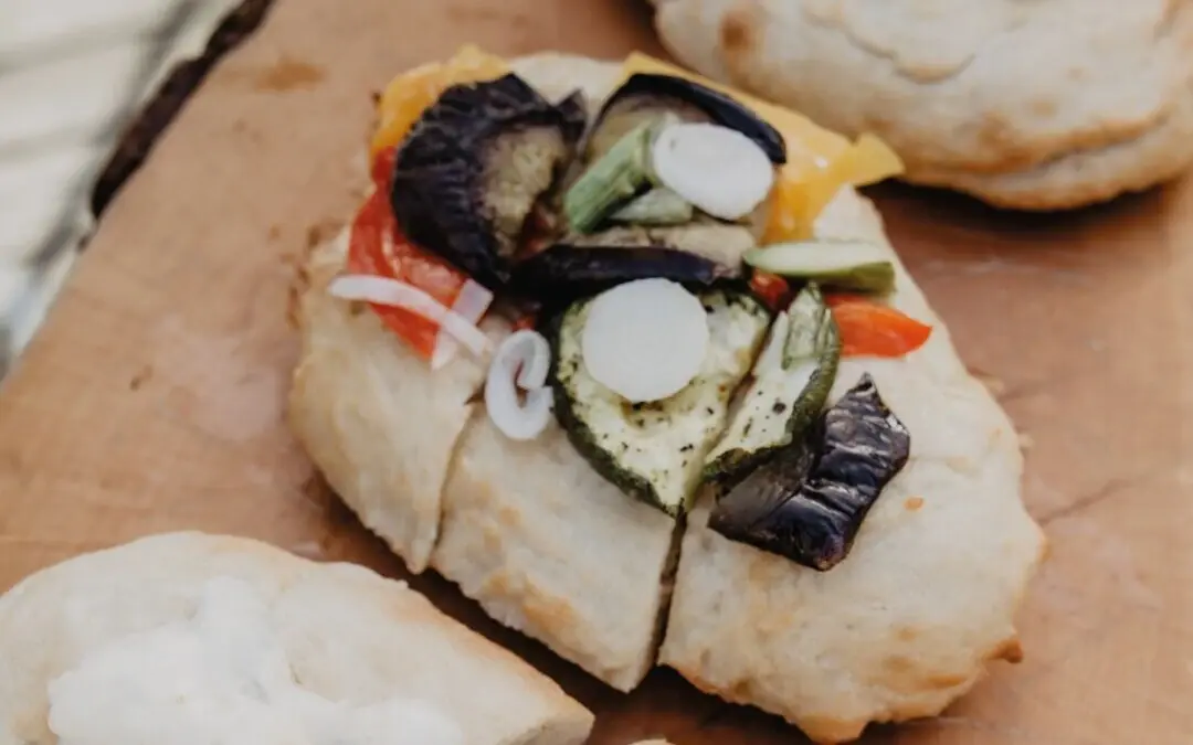 vegetarisches Gericht Eine Auswahl verschiedener belegter Brote auf einer Holzoberfläche.