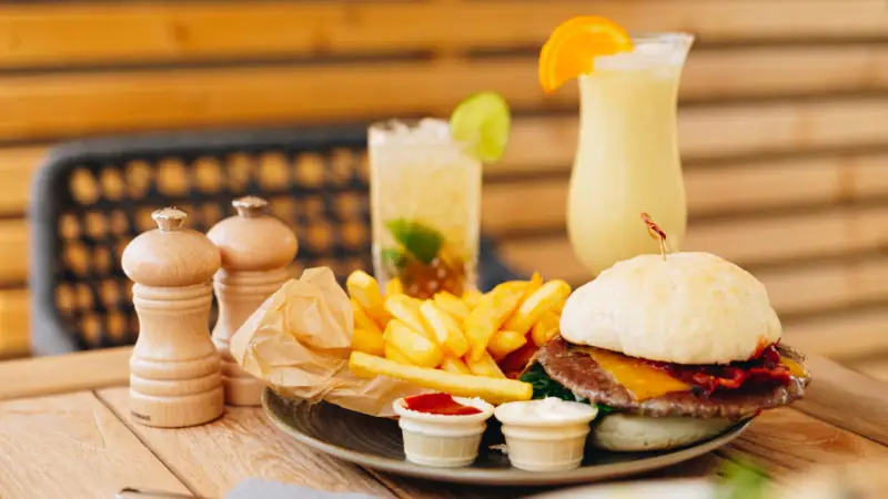Barspeisen Ein Teller mit Fast Food auf einem Tisch.