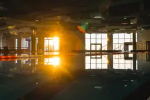 Innenpool Ein großer Raum mit einem Pool und einem großen Fenster.