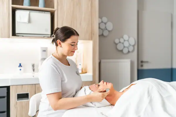 Eine Frau erhält eine Gesichtsmassage.