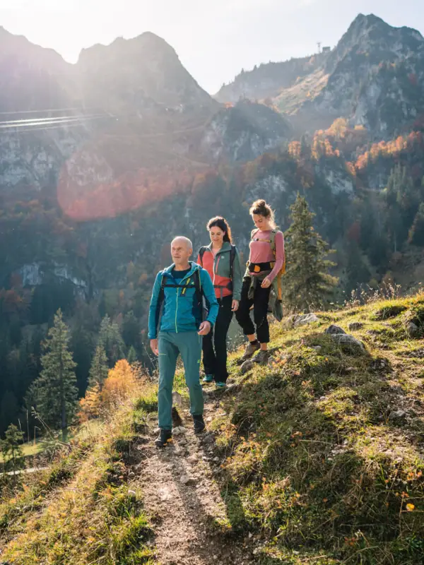 Wandern Eine Gruppe von Menschen beim Wandern auf einem Berg.