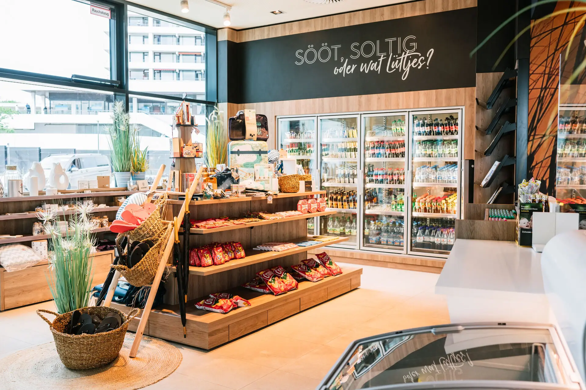 Shop aja Travemünde Ein kleiner Shop mit Regalen voller Lebensmittel