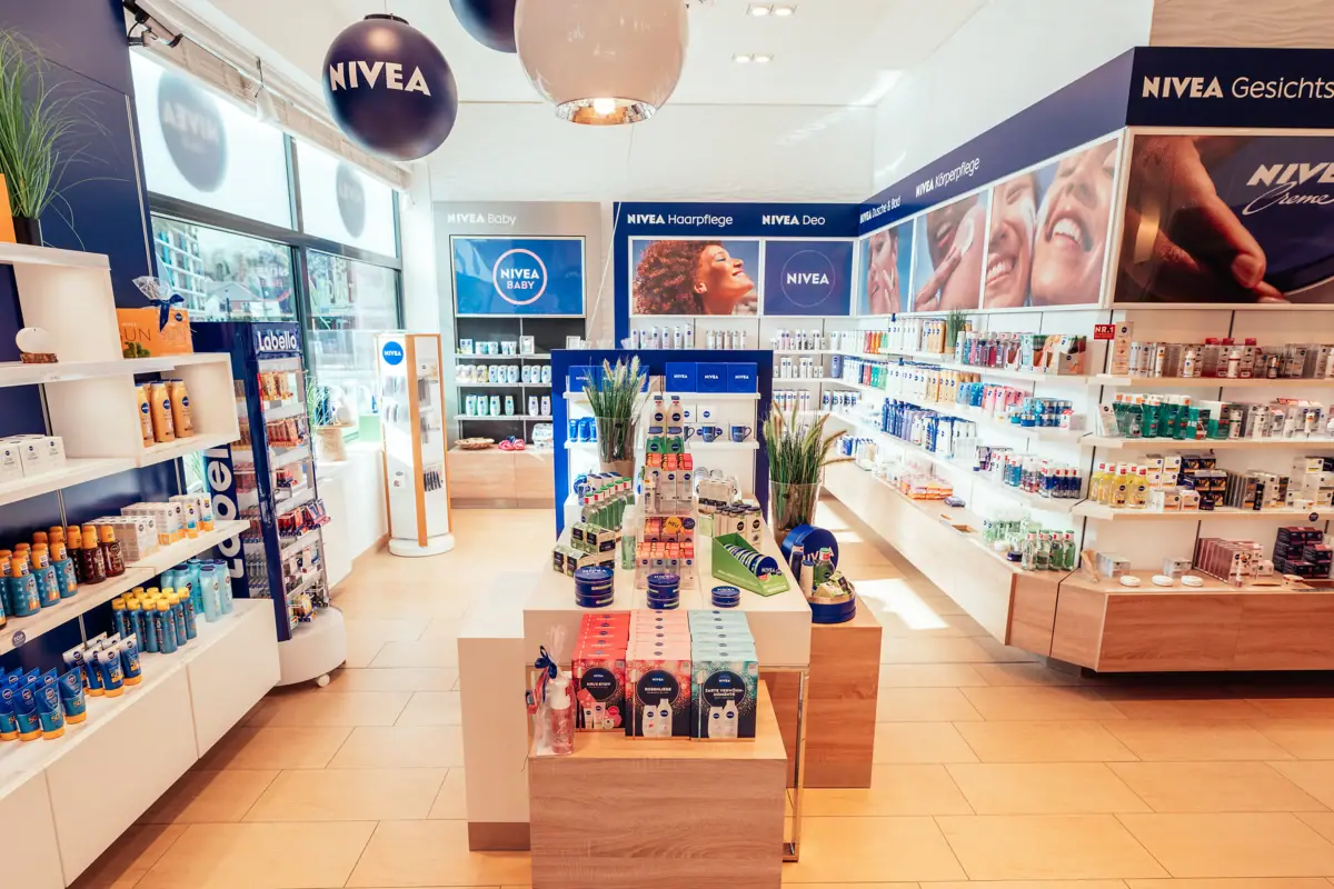NIVEA Shop Ein Geschäft mit Regalen voller Produkte.