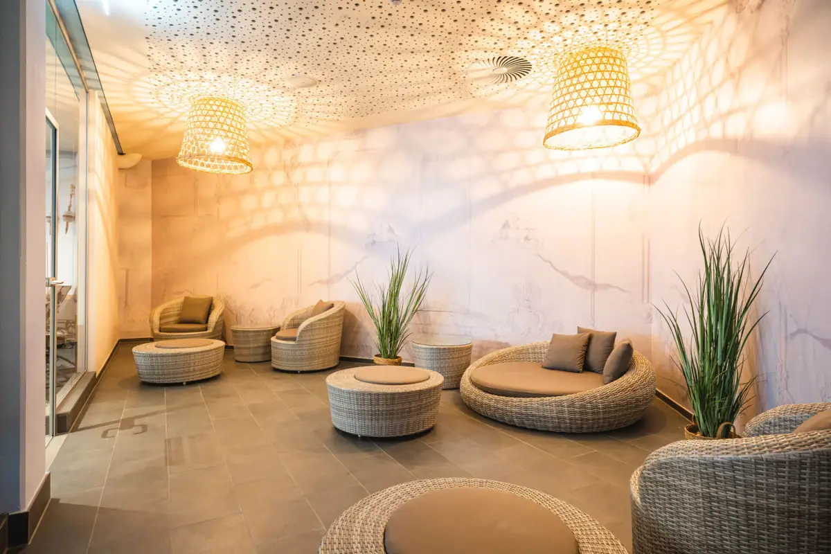 Ein Raum mit Korbmöbeln und Zimmerpflanzen.